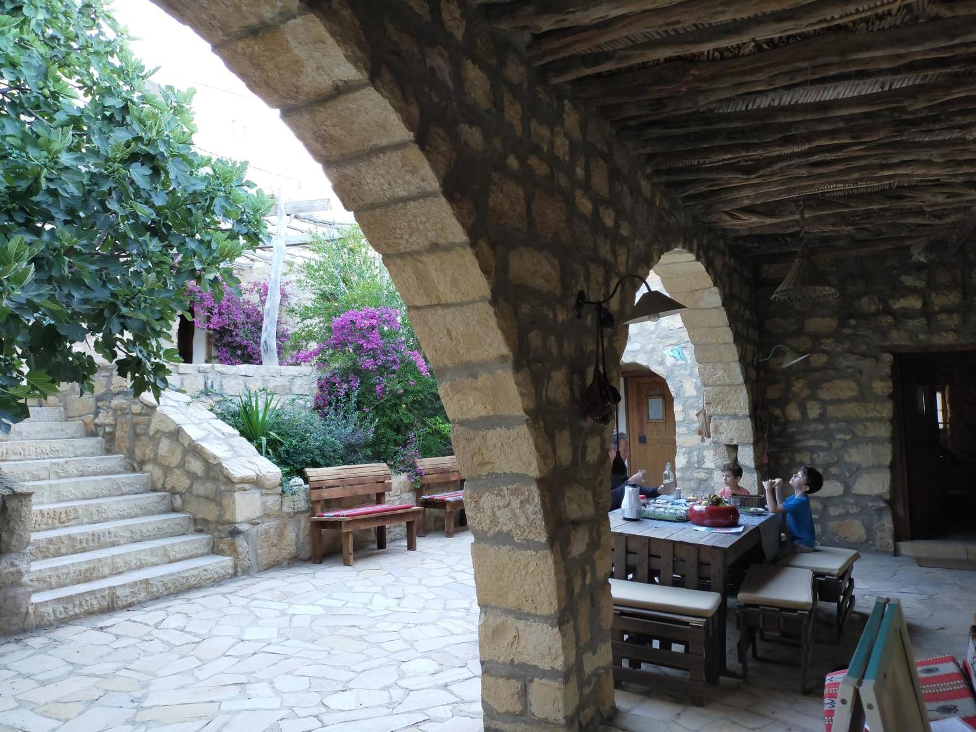 Beit Al Taybeh Hotel Aţ Ţayyibah Exterior foto